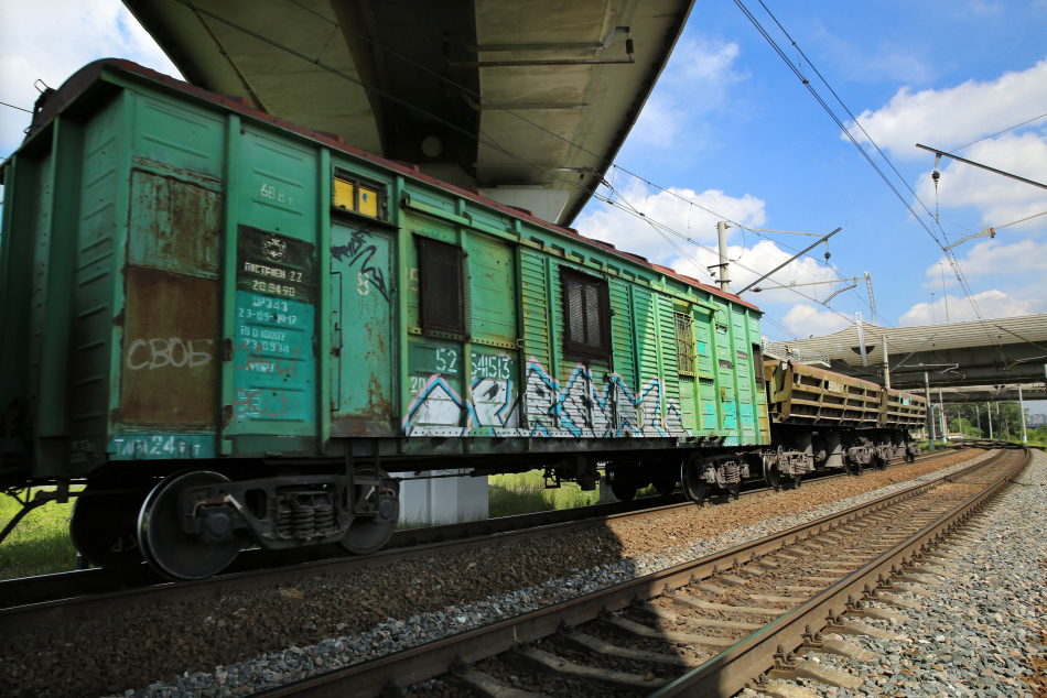 В Иркутской области грузовой состав сошел с рельсов и парализовал движение